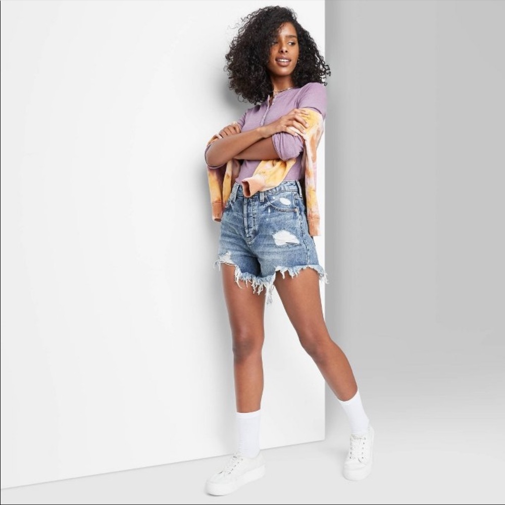 Women’s high rise frayed hem jean shorts medwash